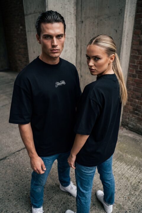 “SCRIPT” Boxy T-paita – valkoinen brodeeraus (3 värivaihtoehtoa)